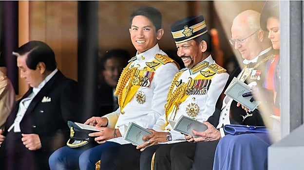 Abdul junto a su padre, el sultán Hassanah Bolkiah