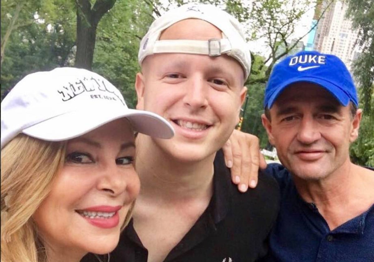 Aless junto a sus padres, Ana Obregón y Alessandro Lequio