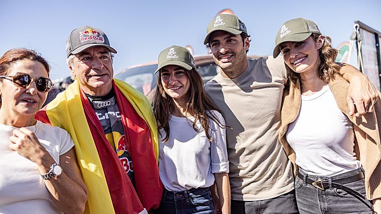Carlos Sainz y Rebecca Donaldson celebran el triunfo de Sainz padre en el Rally Dakar 2024