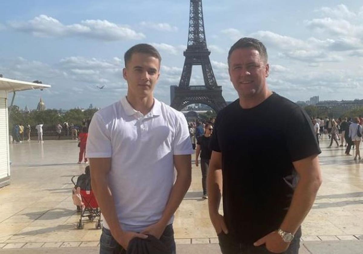 Michael Owen, junto a su hijo James, en París