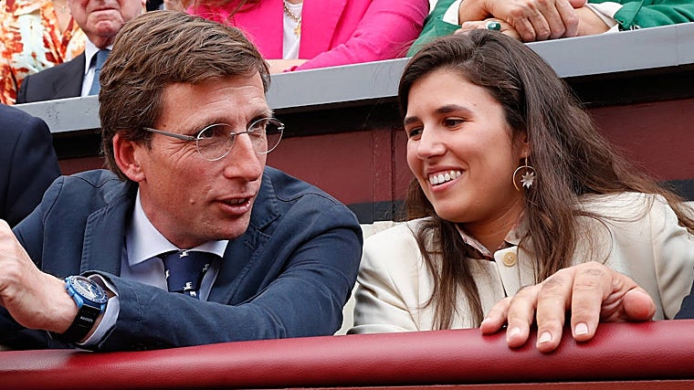 José Luis Martínez-Almeida y Teresa Urquijo en la Plaza de Toros de Las Ventas