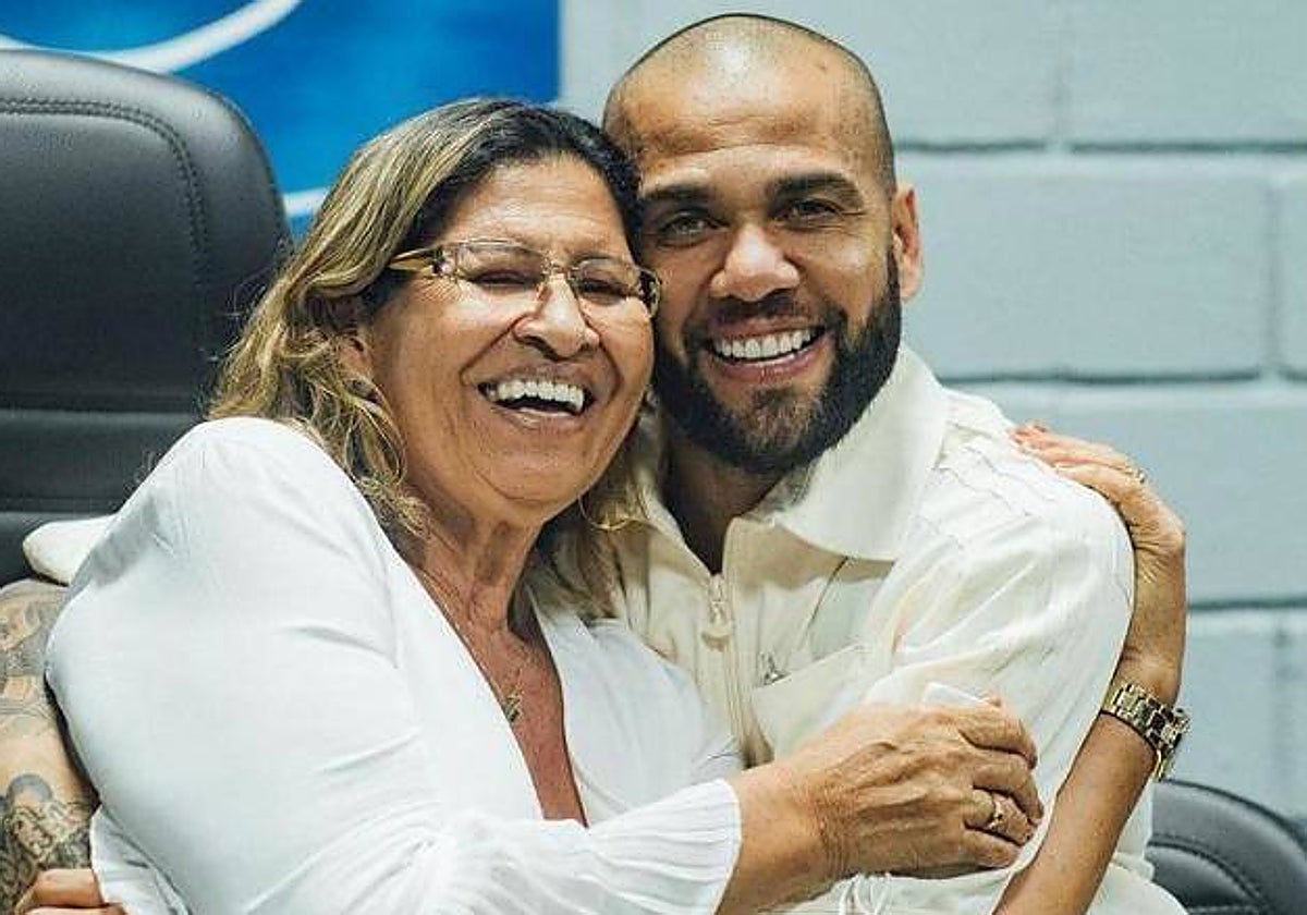 Dani Alves junto a su madre, Lucía