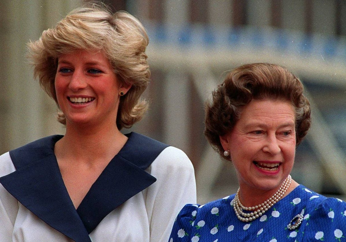 Diana de Gales y la Reina Isabel II en una foto de archivo de 1987