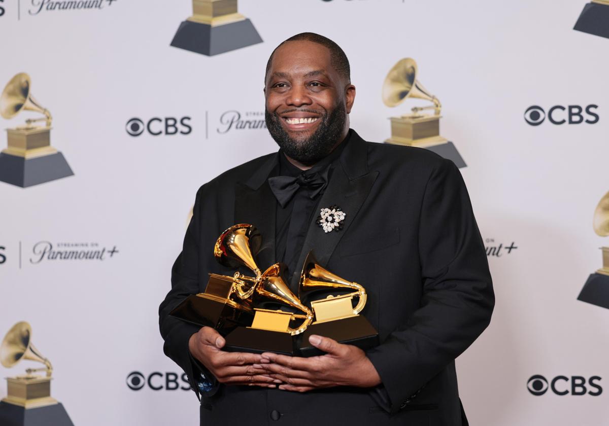 Killer Mike posa tras ganar tres grammys