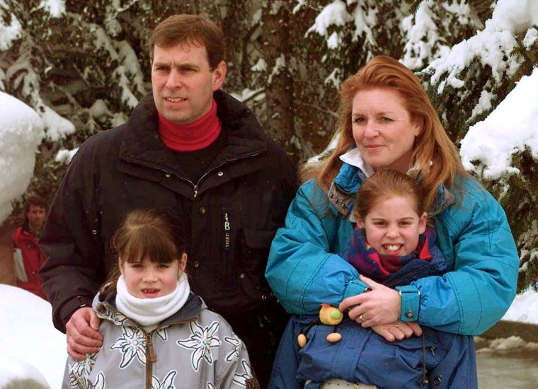 El Príncipe Andrés junto a su mujer Sarah Ferguson y sus dos hijas