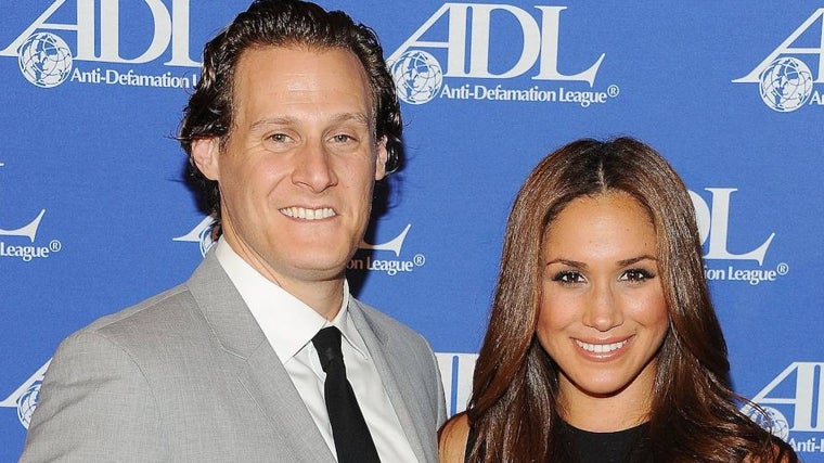 Trevor Engelson y Meghan Markle