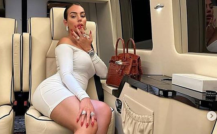 Imagen principal - Arriba, Georgina comparte imágenes de su lujosa vida con sus 57 millones de seguidores. Izquierda; Mario Bonacho, abogado de la 'influencer'. Derecha; cartel promocional de 'Soy Georgina', su documental en Netflix