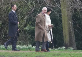 El Rey Carlos III acude a misa con la Reina Camila tras hablar por primera vez sobre su cáncer