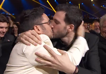 Quién es Alejandro Navas, el joven con el que Juan Antonio Bayona se dio un beso en los Premios Goya