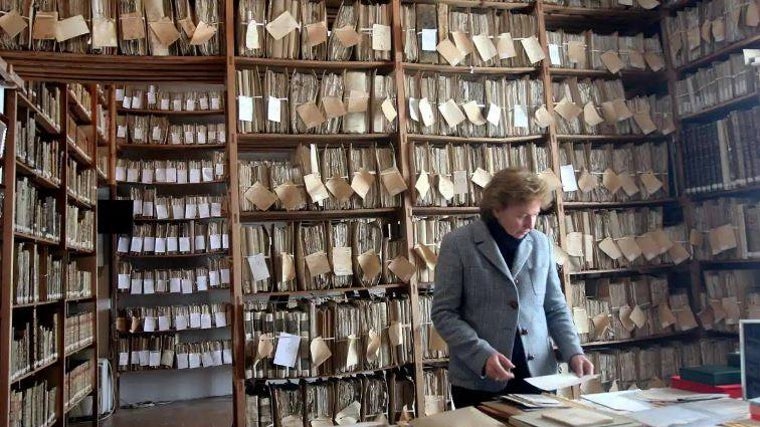 Liliane Dahlmann en el archivo de la Casa Medina Sidonia