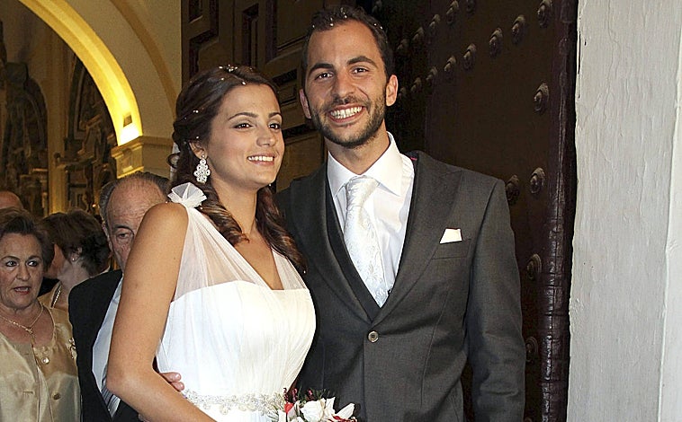 Imagen principal - Arriba, Antonio Tejado y Alba Muñoz el día de su boda. Izquierda, el televisivo con su madre María José. Derecha, con su tía María del Monte e Inmaculada Casal