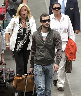 Imagen secundaria 2 - Arriba, Antonio Tejado y Alba Muñoz el día de su boda. Izquierda, el televisivo con su madre María José. Derecha, con su tía María del Monte e Inmaculada Casal