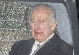 Los antimonárquicos no flaquean pese al cáncer del Rey Carlos III