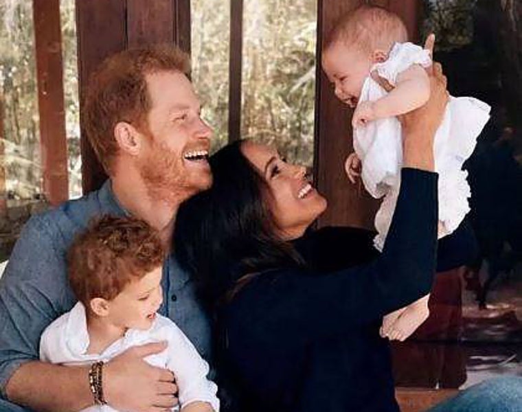 El Príncipe Harry y Meghan Markle junto a sus hijos