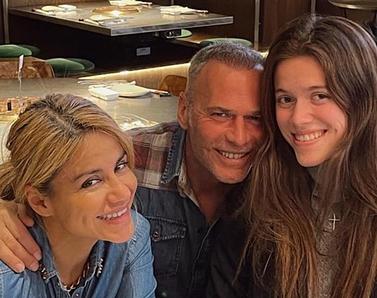 Mónica Hoyos y Carlos Lozano junto a su hija Luna