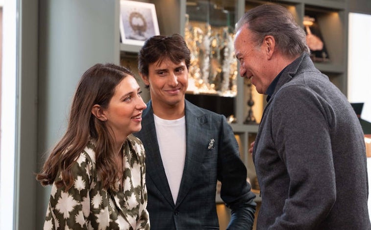 Imagen principal - Arriba; Berenice Lobatón junto a Bertín Osborne y Roca Rey en el primer programa de 'Generación T'. Izquierda, Juan del Val Roca, hijo de Nuria Roca y Juan del Val, con Felipe y Diego Gilca, Derecha; la joven con su padre Paco Lobatón.