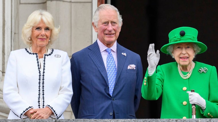 La Reina Isabel II junto a su hijo Carlos y su nuera Camilla