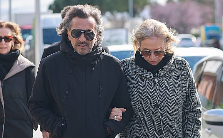 Imagen principal - Arriba, el cantante Antonio Carmona junto a su esposa María Orellana. Izquierda, Juan Gómez Acebo. Derecha, Simoneta Gómez-Acebo.