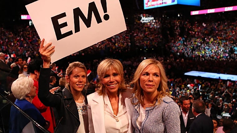 Brigitte Macron junto a sus hijas Tiphaine y Laurence Auzière