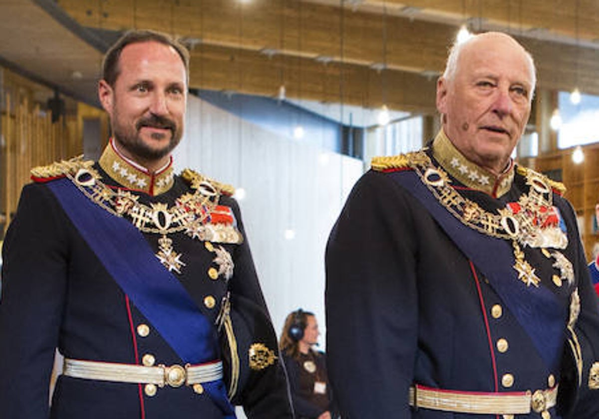 El Príncipe  Haakon junto a su padre, el Rey Harald de Noruega