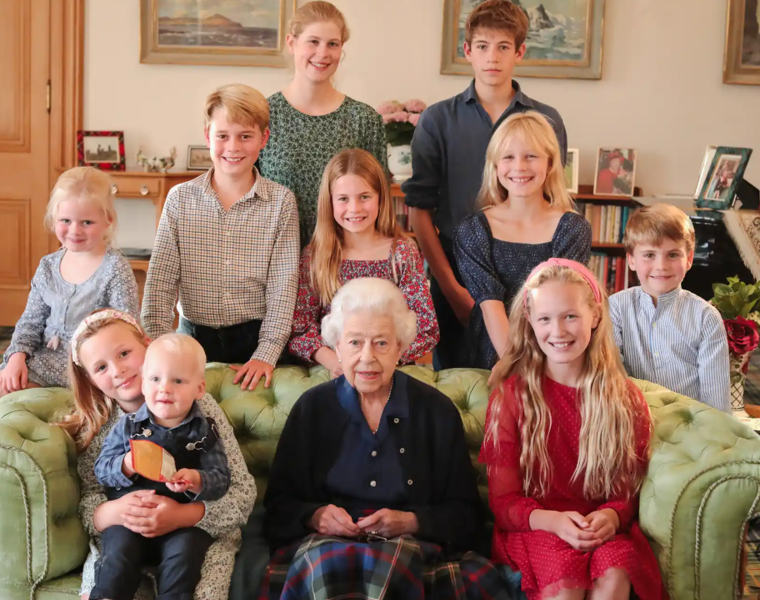 Foto retocada de la Reina Isabel II con sus nietos