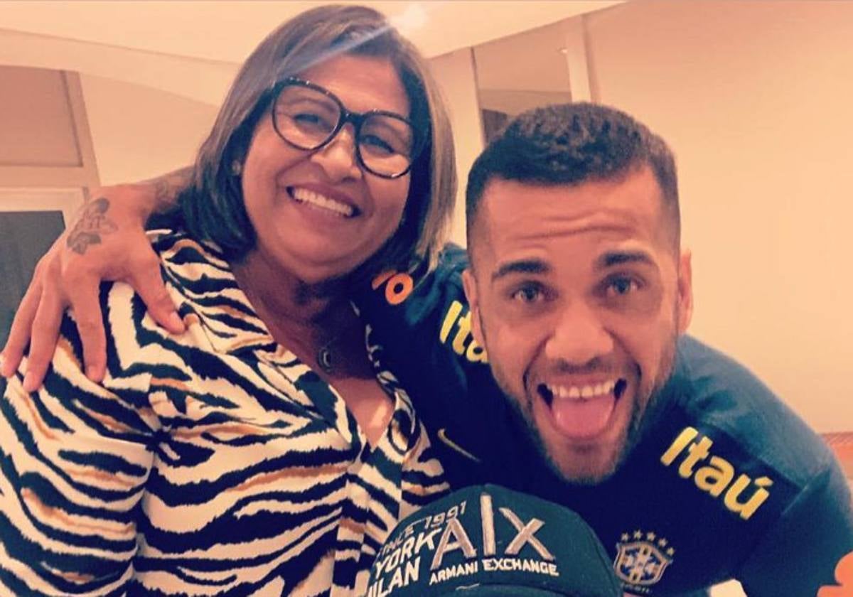 Dani Alves junto a su madre