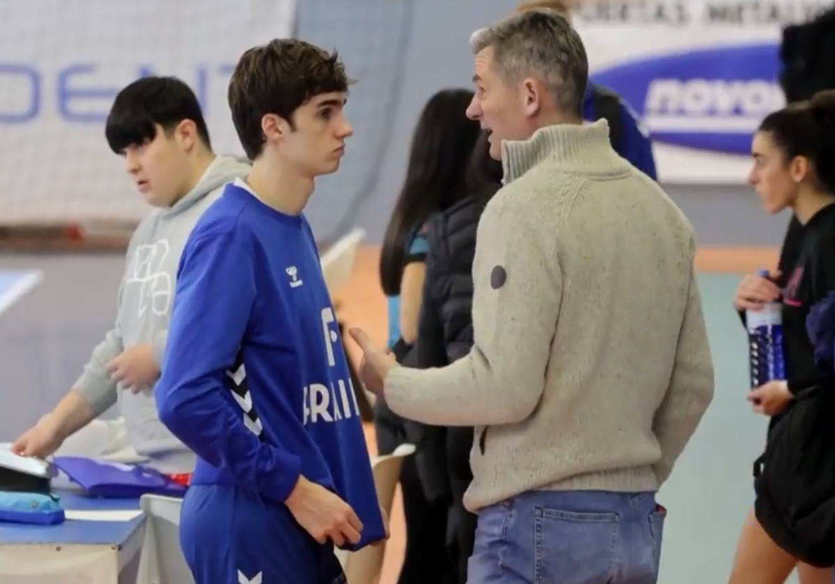 Pablo Urdangarin junto a su padre Iñaki en un partido del BM Granollers