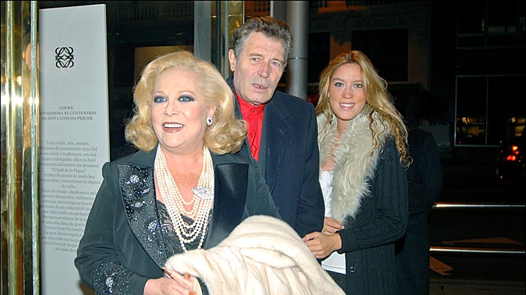 Concha Márquez Piquer con alguna de las joyas subastadas, junto a su marido, Ramiro Olivero y su hija, Iris Oliveros