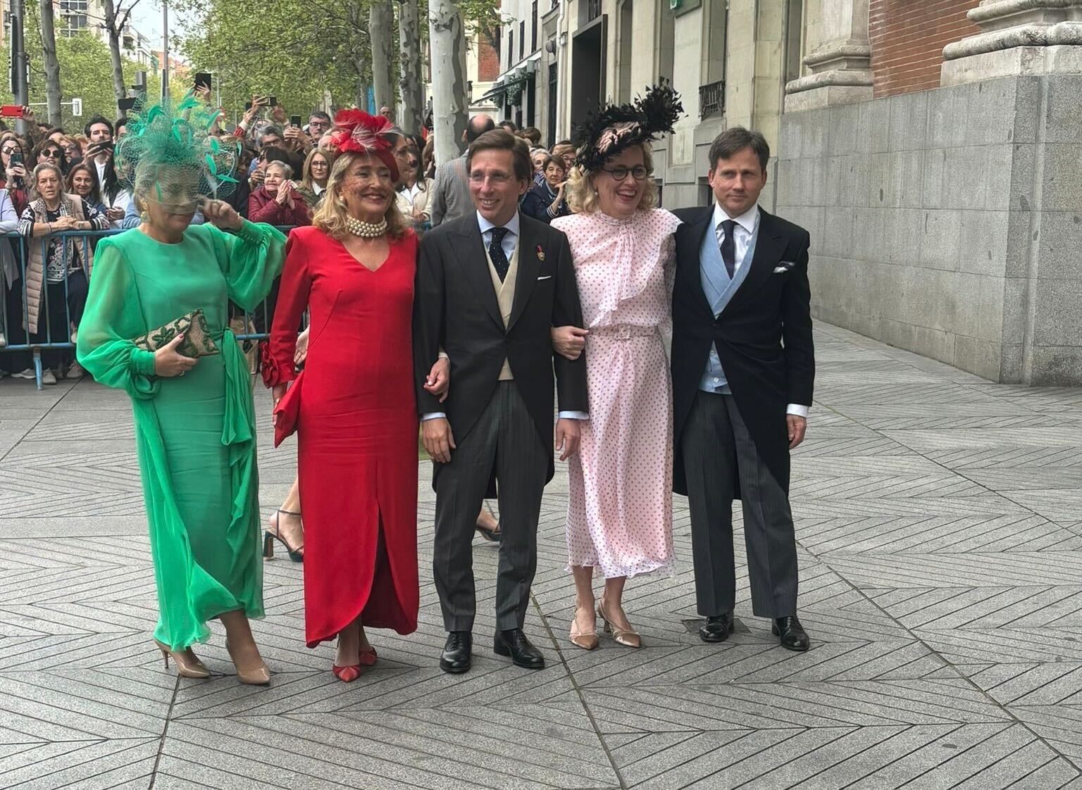 Almeida posa con sus cuatro hermanos