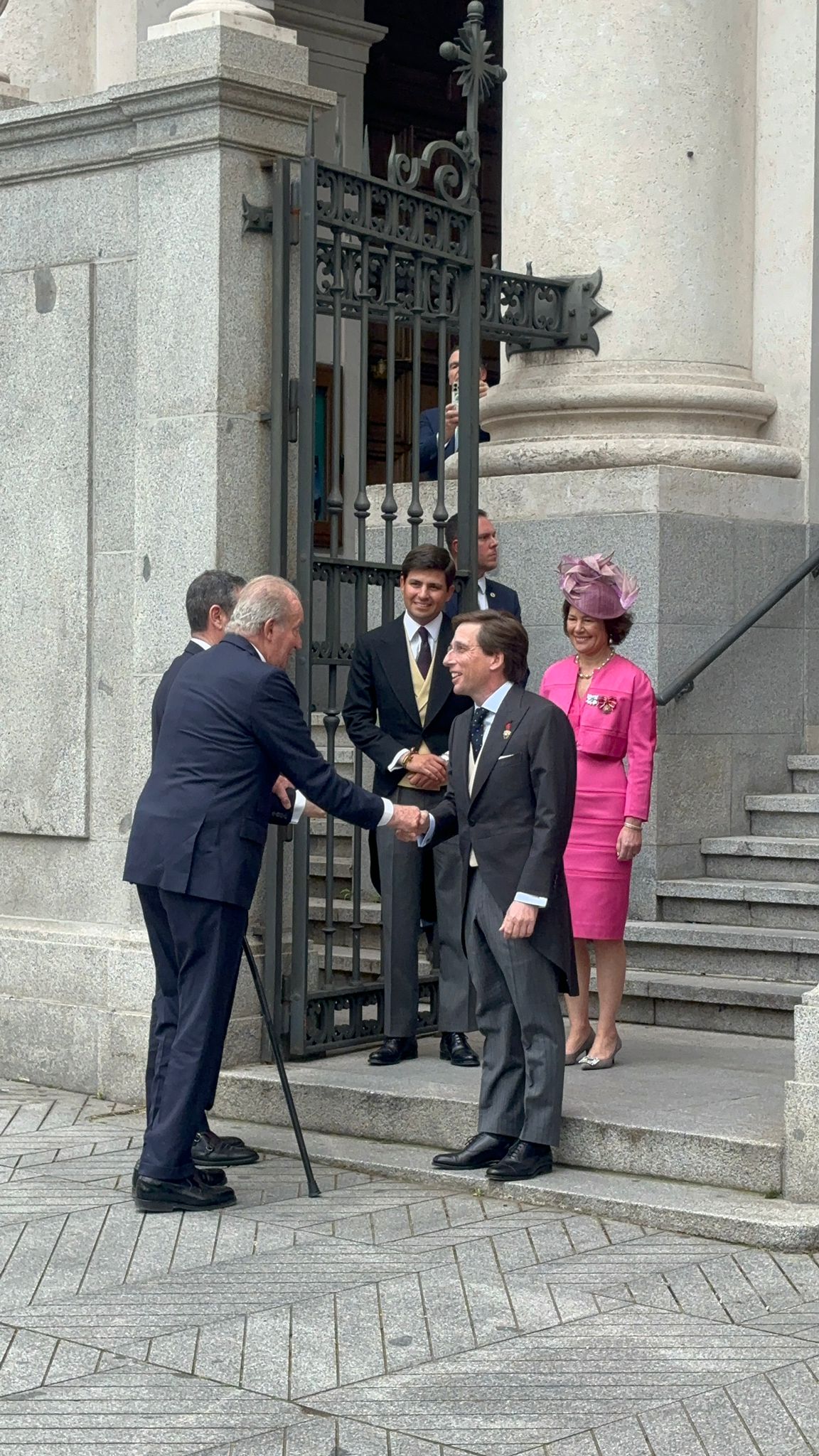 Don Juan Carlos de  Borbón saluda al novio 