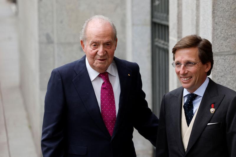 El Rey Juan Carlos I con Almeida en la puerta de la iglesia