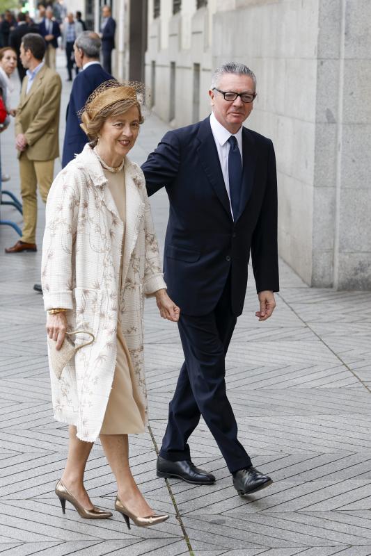 El exalcalde de Madrid, Alberto Ruiz Gallardón, llega acompañado de su esposa a la ceremonia