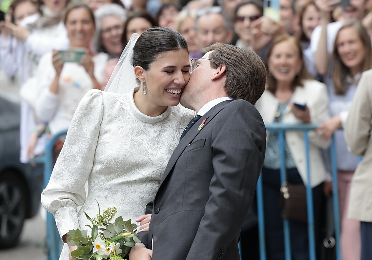 José Luis Martínez-Almeida besa a Teresa Urquijo tras finalizar el enlace.