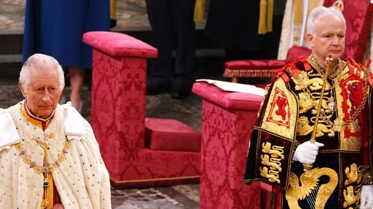 Carlos III junto a David White el día de su coronación como Rey de Inglaterra