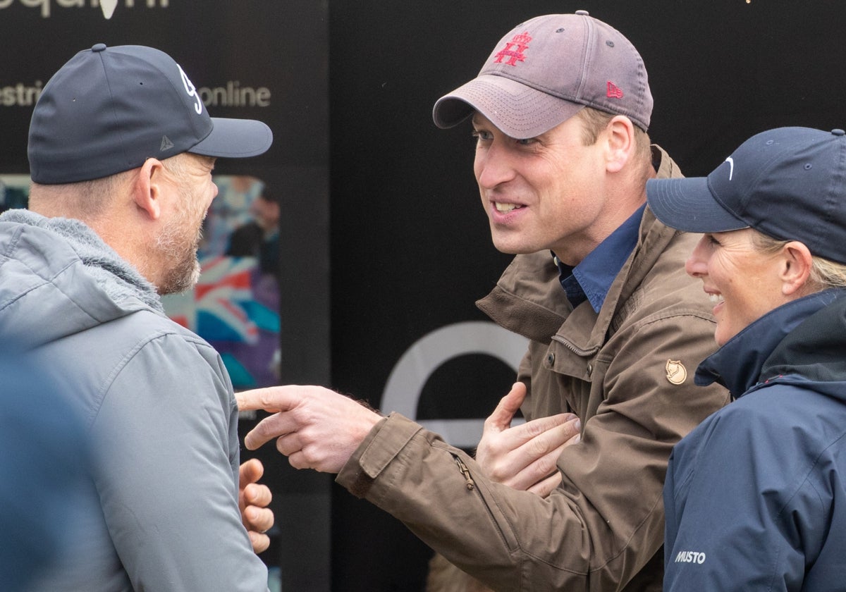 El príncipe Guillermo bromea con Mike Tindall en presencia de Zara Williams en una imagen reciente.