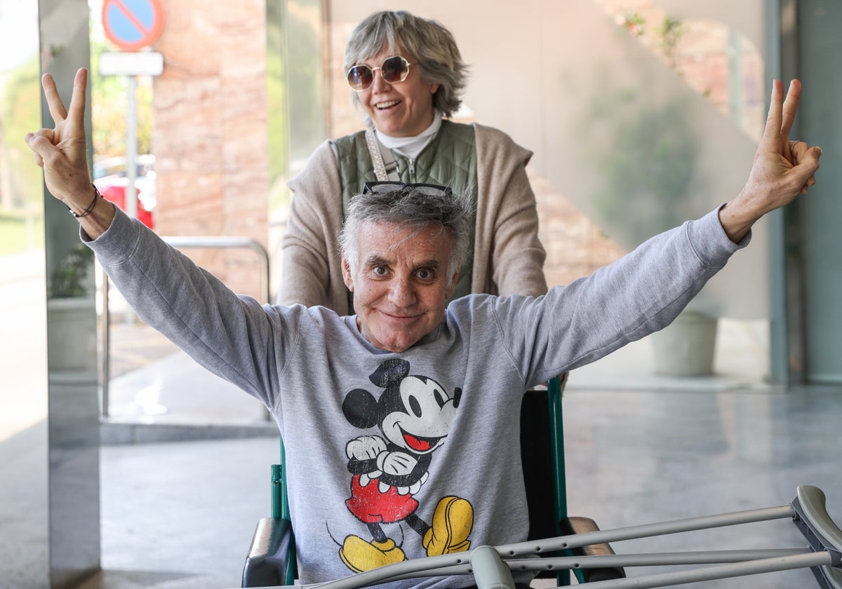 Joaquín Torres y su hermana abandonando el hospital hace unos días