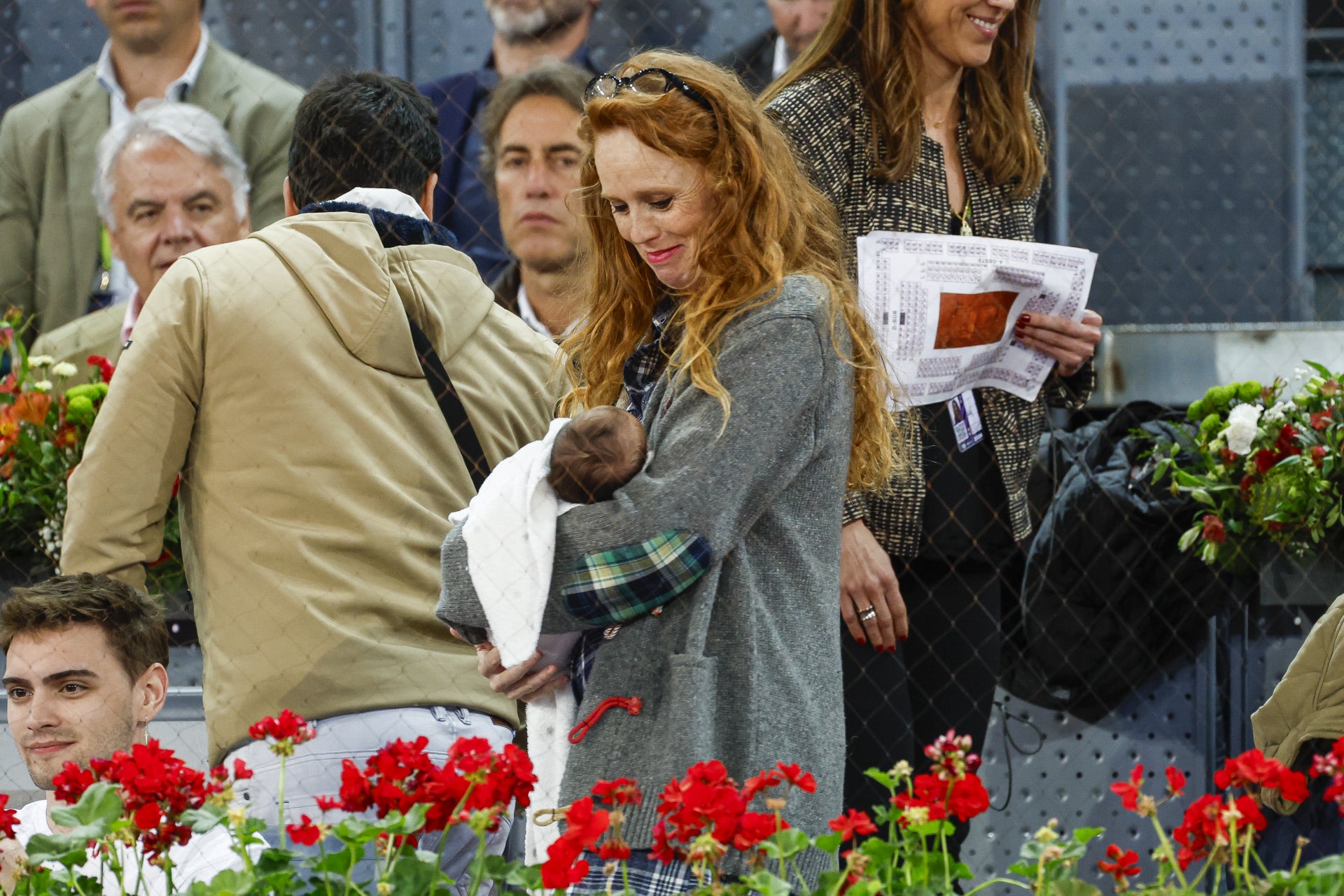 María Castro acudió con su bebé recien nacido y su marido
