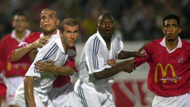 El exjugador del Real Madrid Geremi Njitap, en un partido junto a Zinedine Zidane