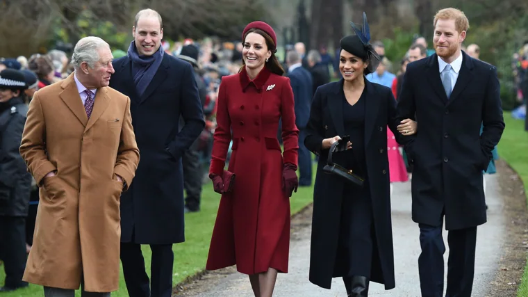 De izquierda a derecha; el Rey Carlos III, el Príncipe Guillermo, la Princesa Catalina, Meghan Markle y el Príncipe Harry