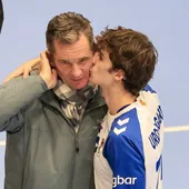 Iñaki Urdangarin, junto a su hijo Pablo al término de un partido de balonmano.