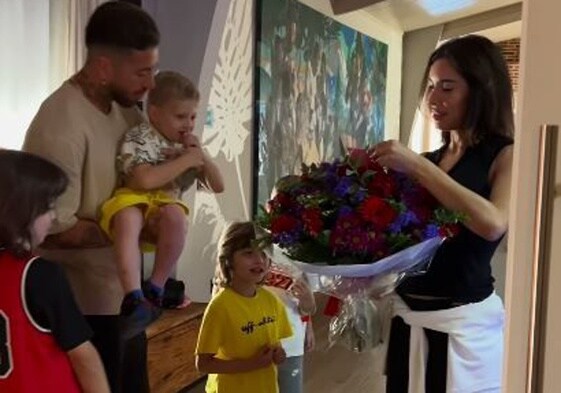 Sergio Ramos sorprende a Pilar Rubio con un inmenso ramo de flores