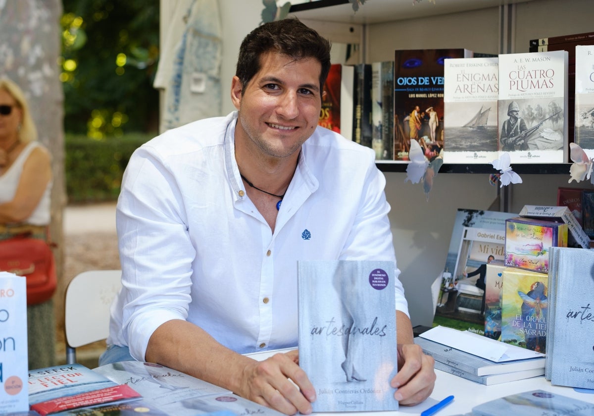 Julián Contreras Jr., durante la presentación de su último libro hasta la fecha, 'Artesanales'.