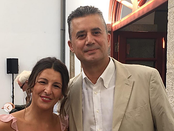 Yolanda Díaz y Andrés Meizoso, en septiembre de 2019, durante una boda