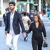 Pizarra, cámaras de televisión y familia reunida: así se revela en el 'clan Pombo' el sexo y los nombres de unos mellizos