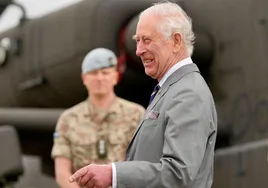Carlos III durante su visita de este lunes al Museo de Vuelo del Ejército británico