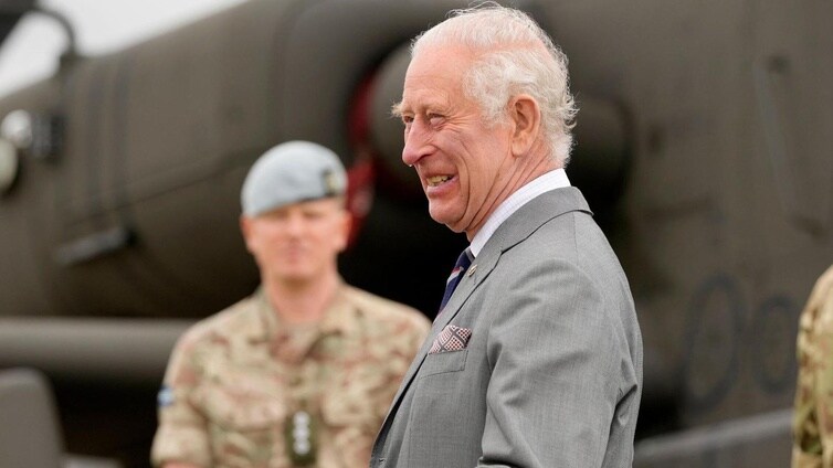 El Rey Carlos III revela el efecto secundario de su tratamiento contra el cáncer