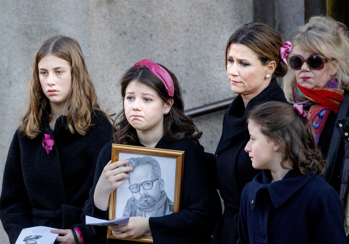 Marta Luisa y sus tres hijas lloran la muerte de Ari Behn en su funeral.