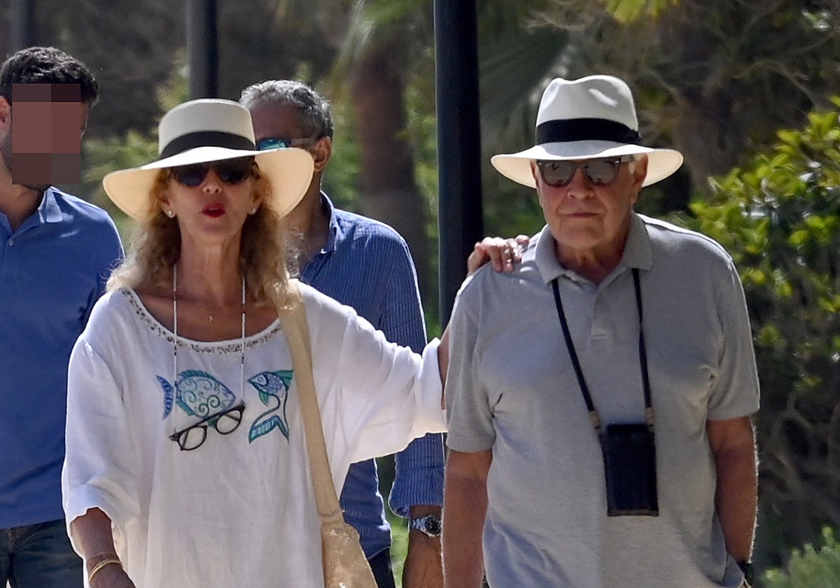 Felipe González y su actual mujer, Mar García Vaquero, en Marbella en una imagen del pasado año.