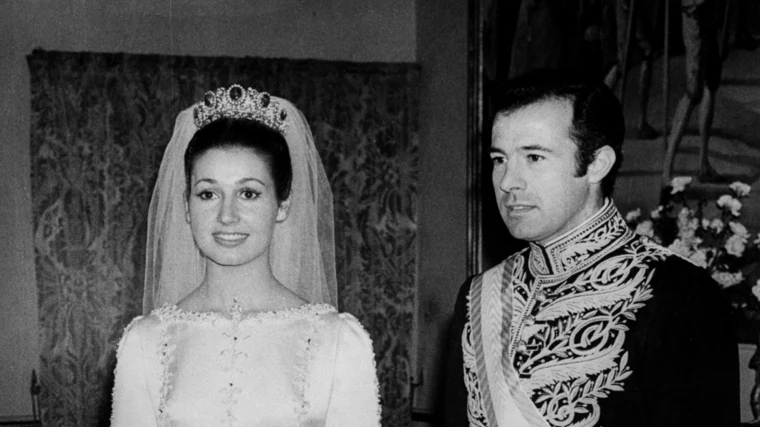 Carmen Martínez-Bordiú y Alfonso de Borbón durante su boda