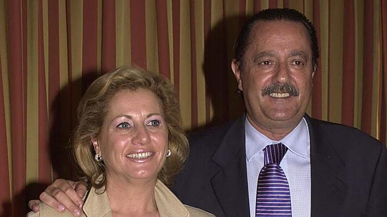 Julián Muñoz, exalcalde de Marbella, posa junto a su exesposa, Mayte Zaldívar